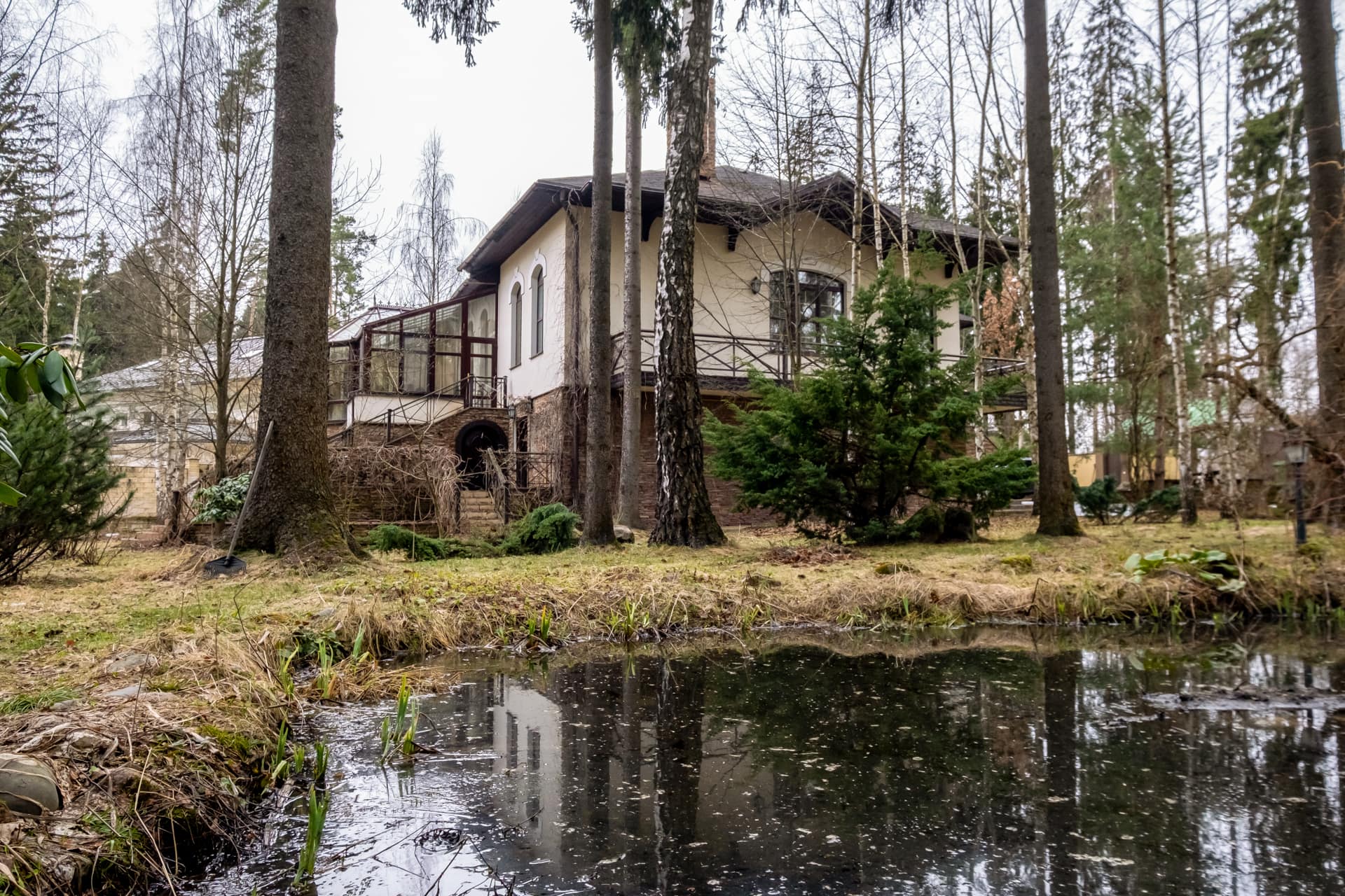 Дом окружении деревьев