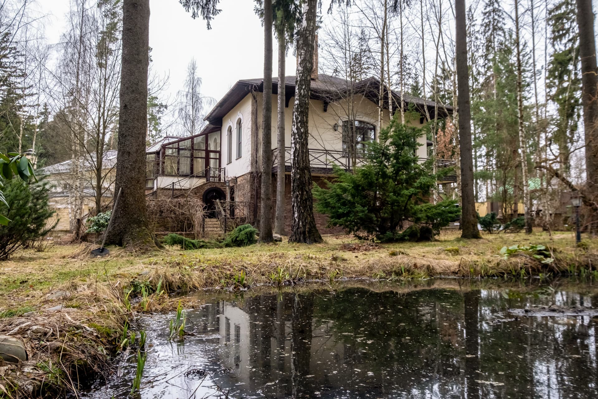 Дом окружении деревьев - фото 1