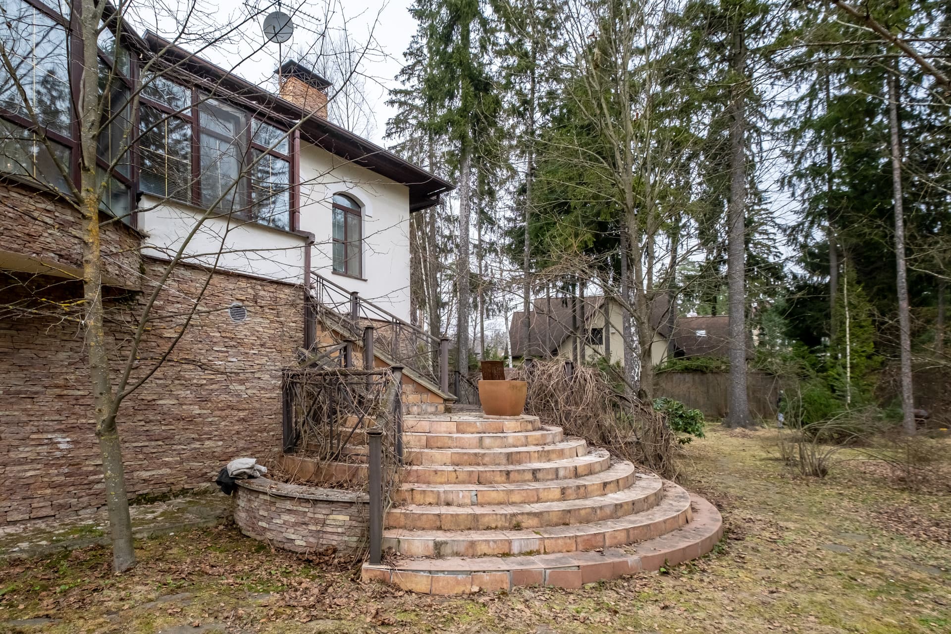 Дом окружении деревьев - фото 2