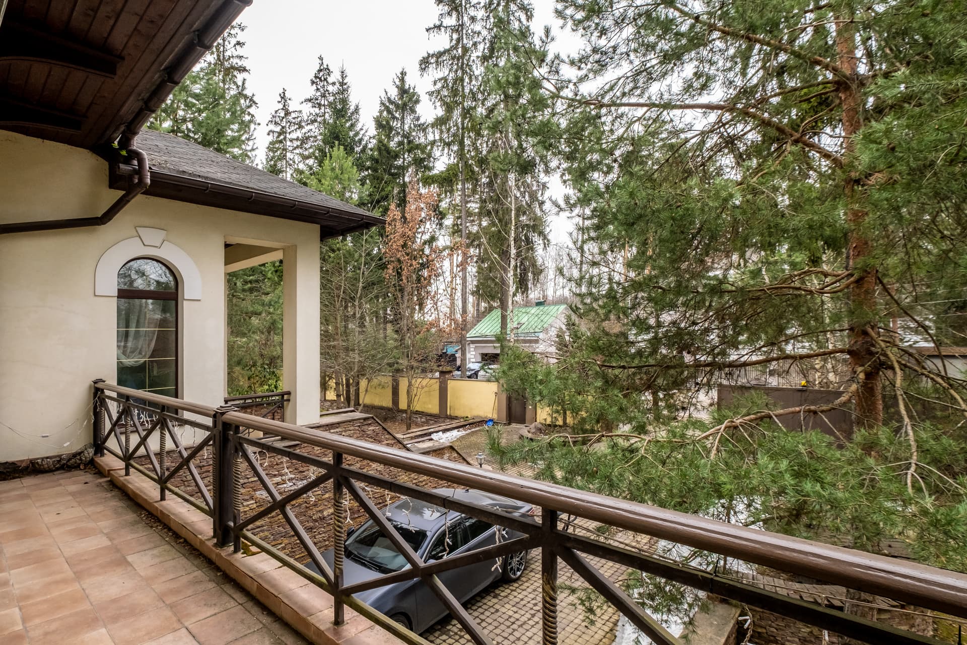 Дом окружении деревьев - фото 3