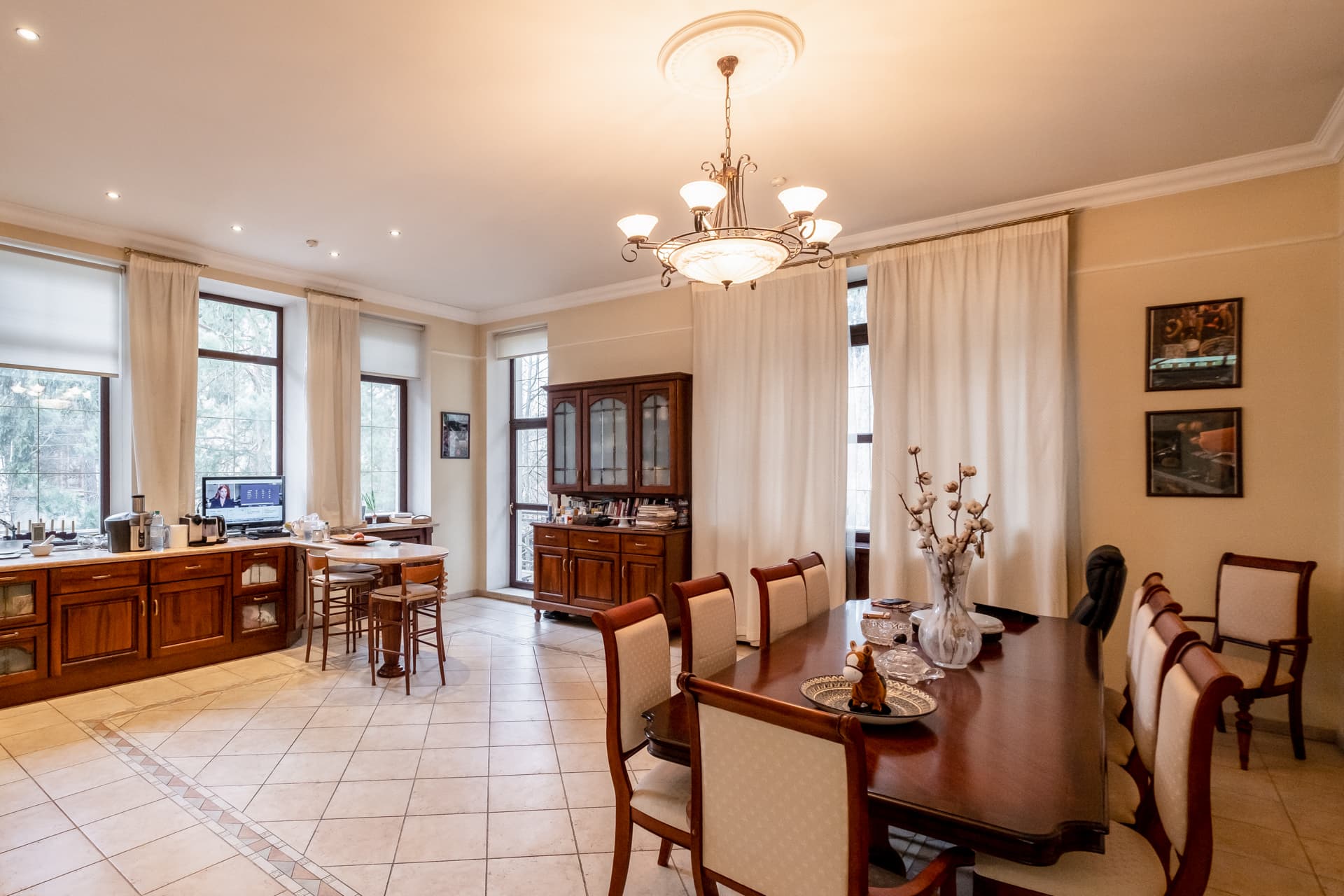 Дом окружении деревьев - фото 5