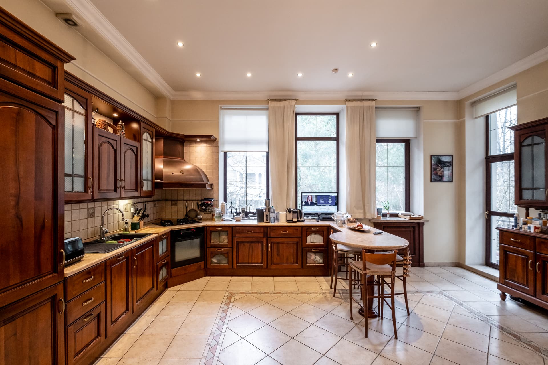 Дом окружении деревьев - фото 6