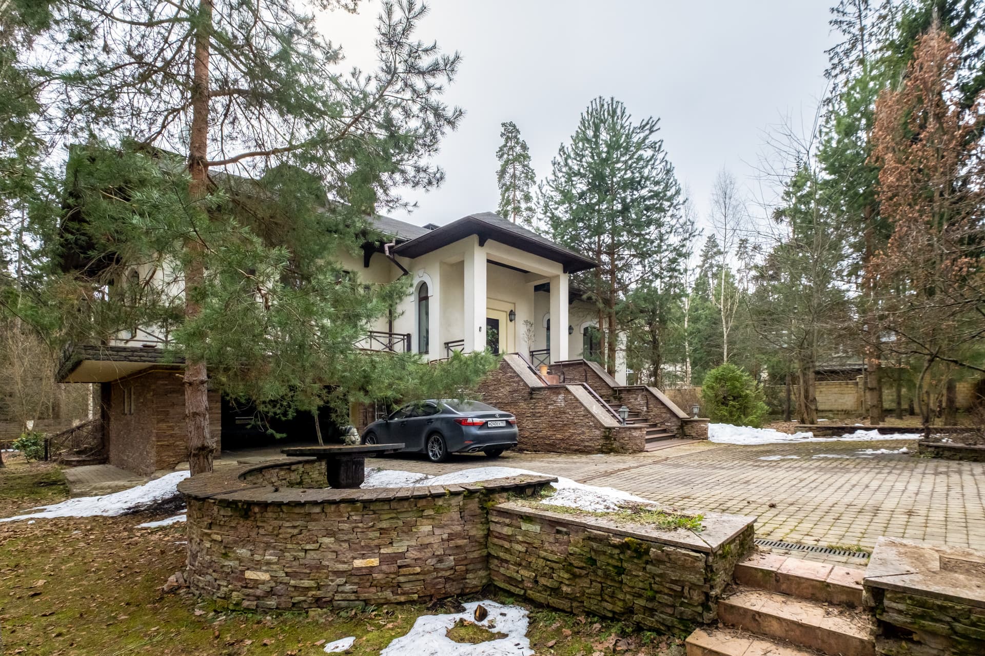 Дом окружении деревьев - фото 4